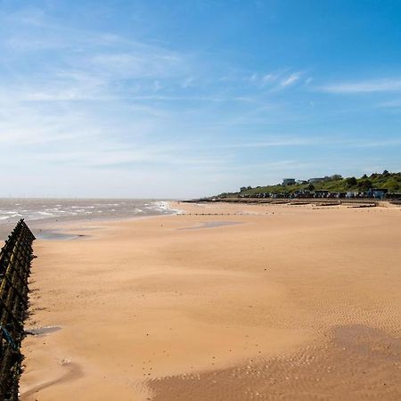 6 Berth Caravan With Decking At Martello Beach Holiday Park In Essex Ref 29016Y Ξενοδοχείο Clacton-on-Sea Εξωτερικό φωτογραφία