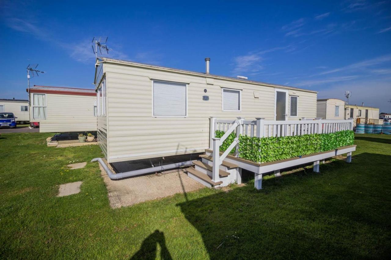 6 Berth Caravan With Decking At Martello Beach Holiday Park In Essex Ref 29016Y Ξενοδοχείο Clacton-on-Sea Εξωτερικό φωτογραφία