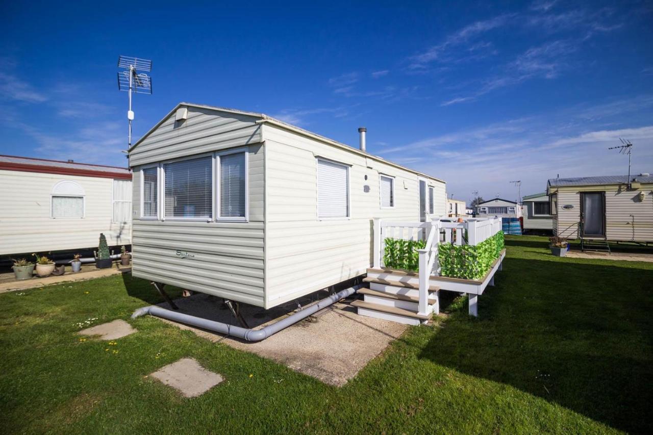 6 Berth Caravan With Decking At Martello Beach Holiday Park In Essex Ref 29016Y Ξενοδοχείο Clacton-on-Sea Εξωτερικό φωτογραφία