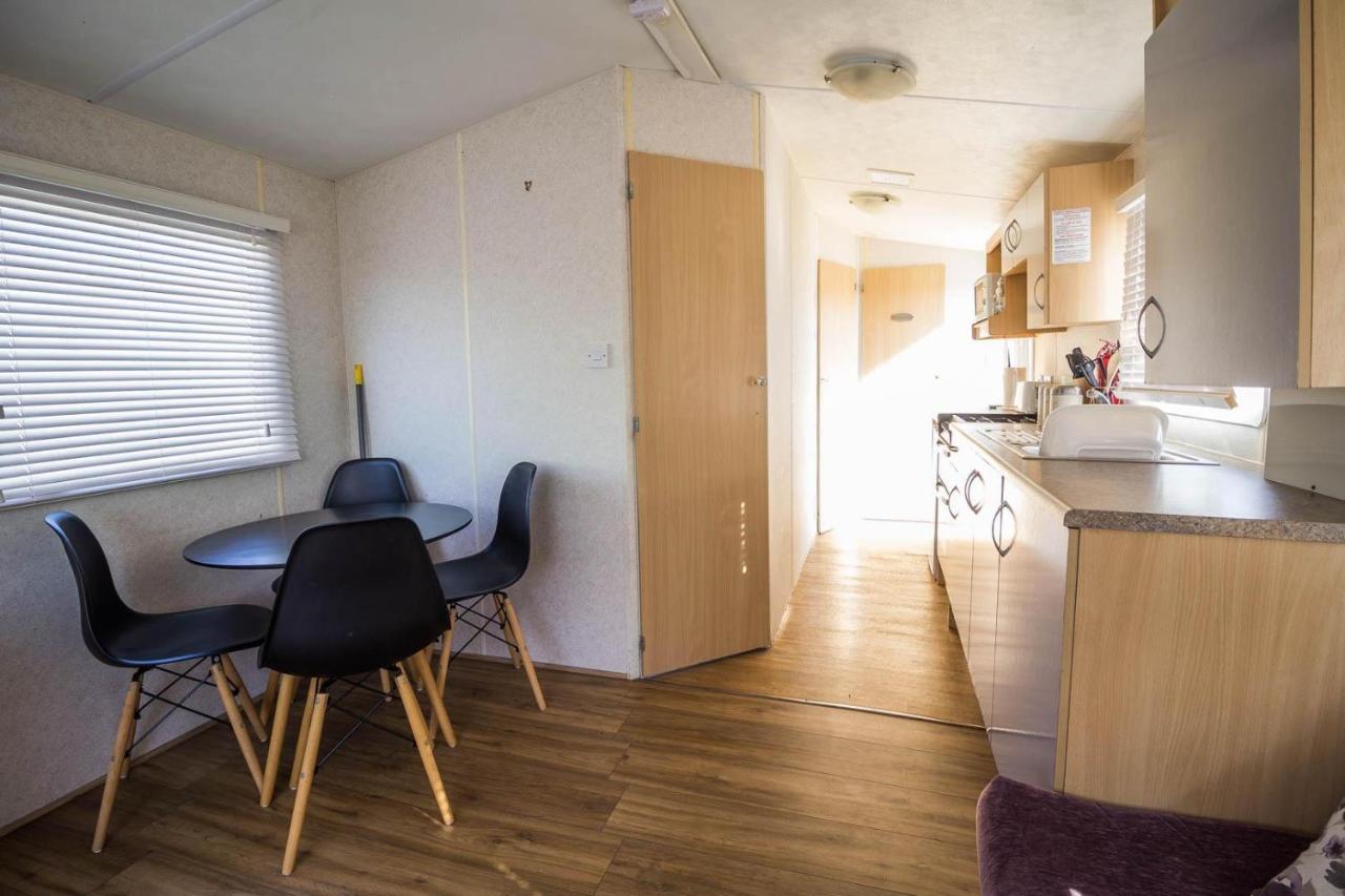 6 Berth Caravan With Decking At Martello Beach Holiday Park In Essex Ref 29016Y Ξενοδοχείο Clacton-on-Sea Εξωτερικό φωτογραφία