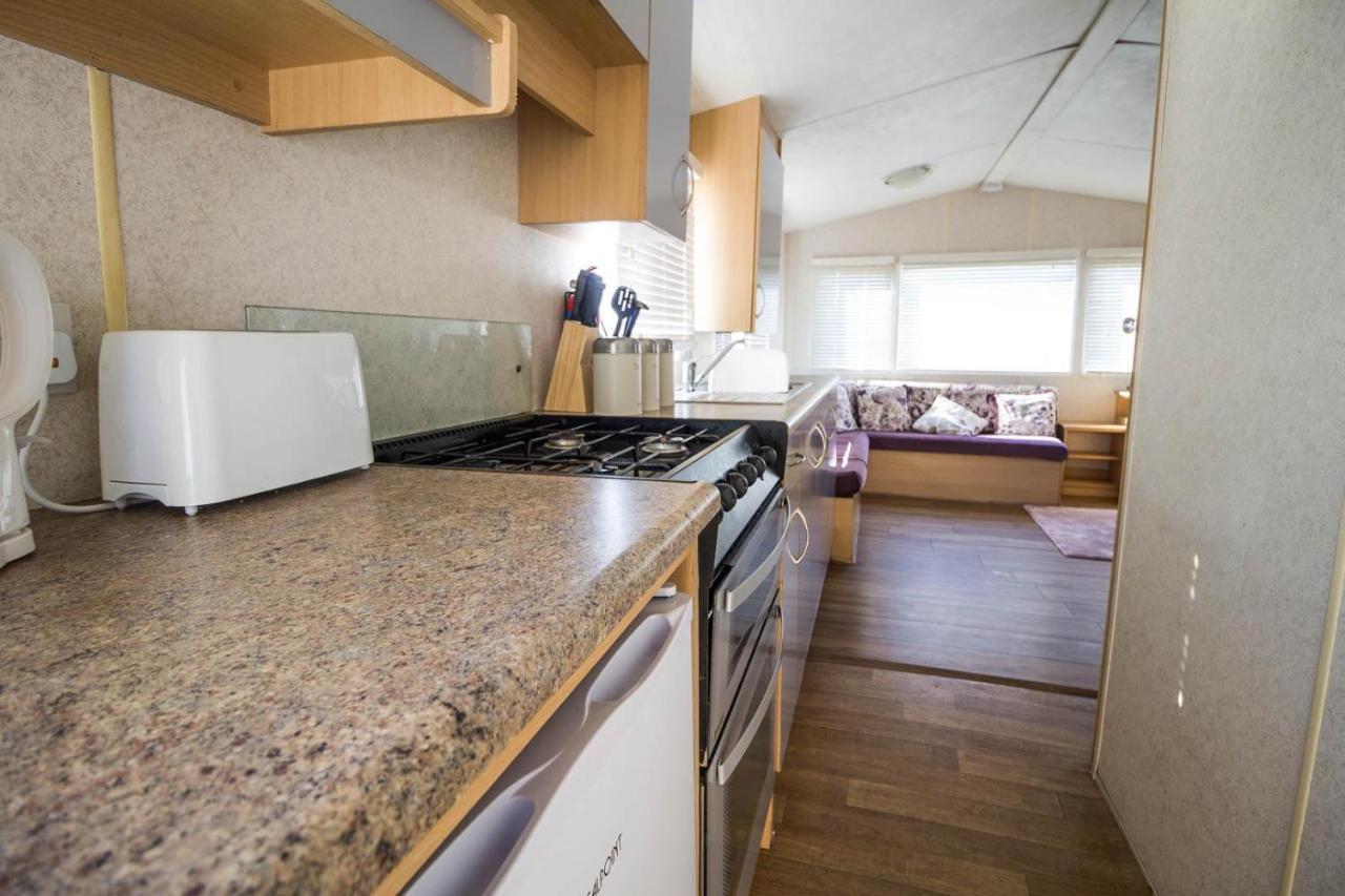 6 Berth Caravan With Decking At Martello Beach Holiday Park In Essex Ref 29016Y Ξενοδοχείο Clacton-on-Sea Εξωτερικό φωτογραφία