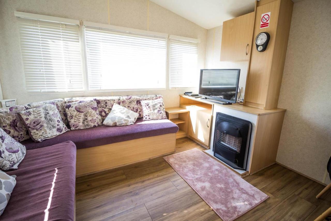 6 Berth Caravan With Decking At Martello Beach Holiday Park In Essex Ref 29016Y Ξενοδοχείο Clacton-on-Sea Εξωτερικό φωτογραφία