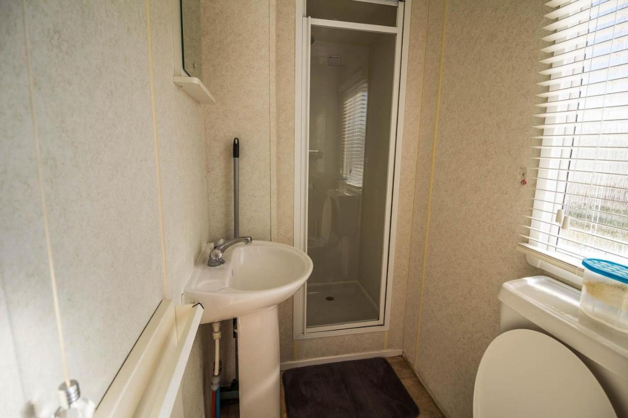 6 Berth Caravan With Decking At Martello Beach Holiday Park In Essex Ref 29016Y Ξενοδοχείο Clacton-on-Sea Εξωτερικό φωτογραφία