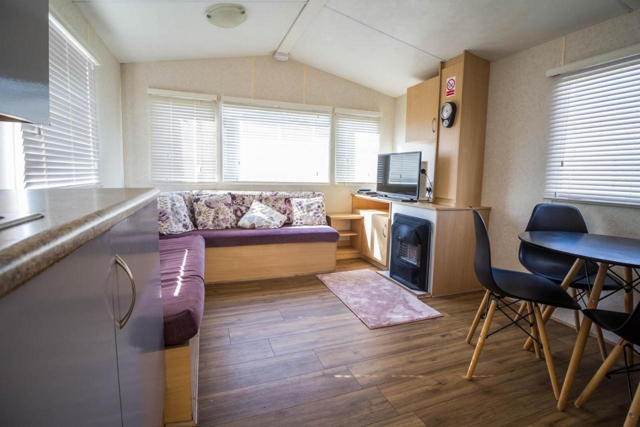 6 Berth Caravan With Decking At Martello Beach Holiday Park In Essex Ref 29016Y Ξενοδοχείο Clacton-on-Sea Εξωτερικό φωτογραφία