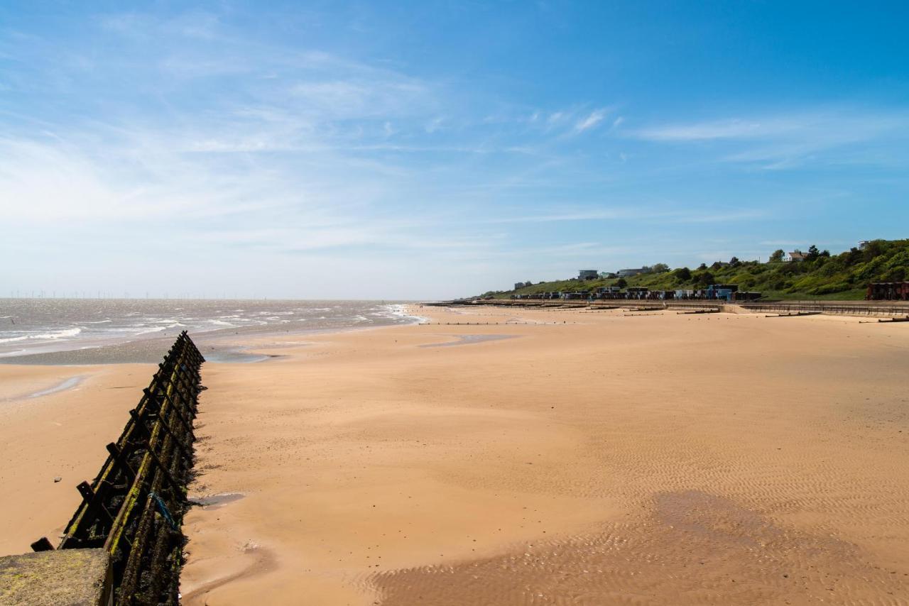 6 Berth Caravan With Decking At Martello Beach Holiday Park In Essex Ref 29016Y Ξενοδοχείο Clacton-on-Sea Εξωτερικό φωτογραφία